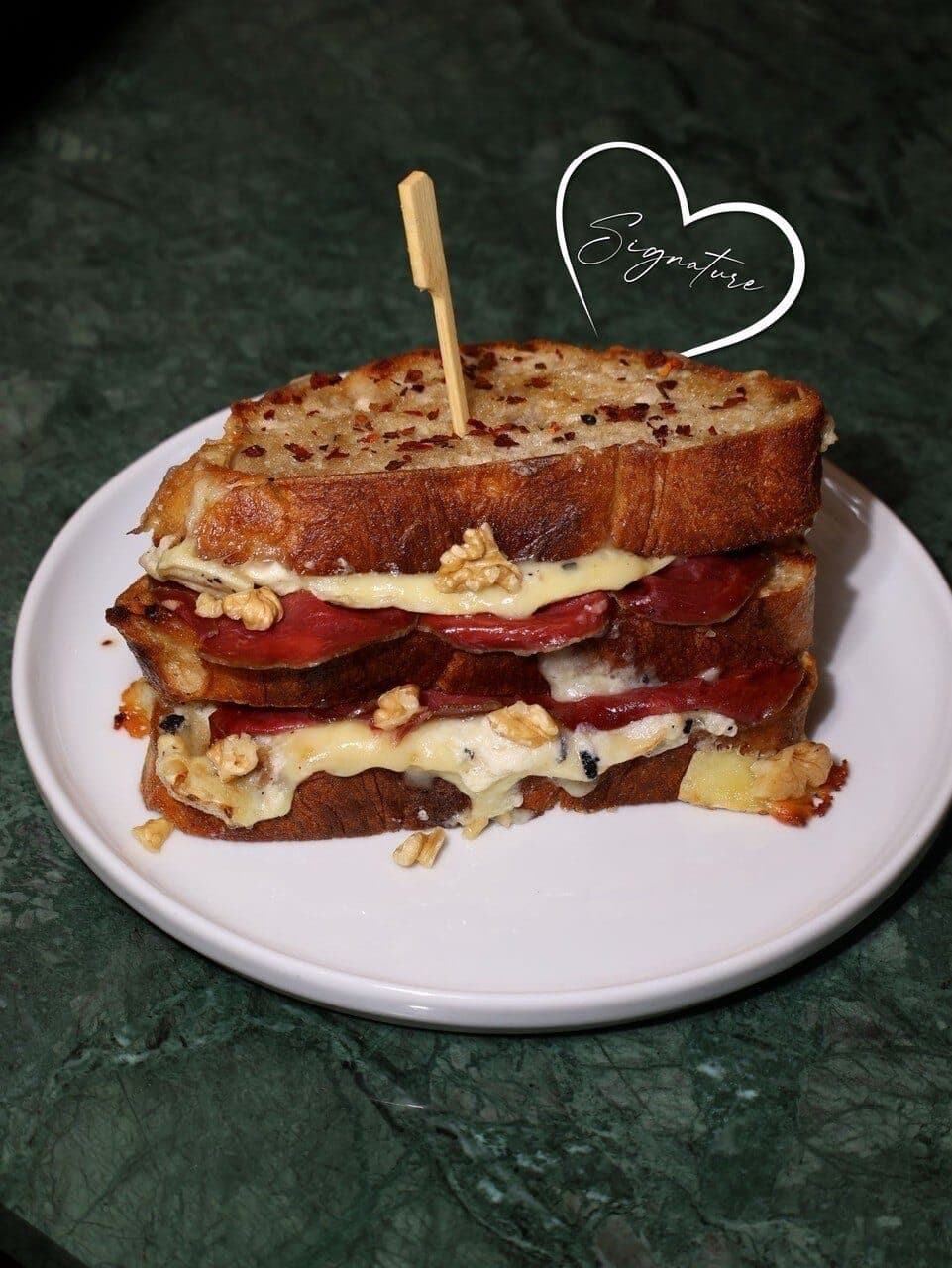 Truffle Club — pain de campagne grillé, bœuf séché et brie truffé maison