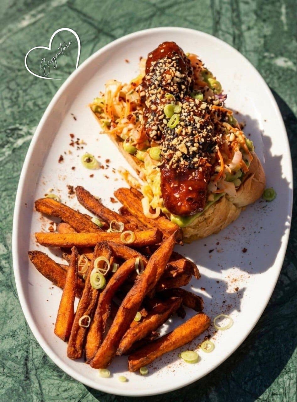 Chicken Toast — tenders épicés, guacamole, coleslaw et frites de patate douce