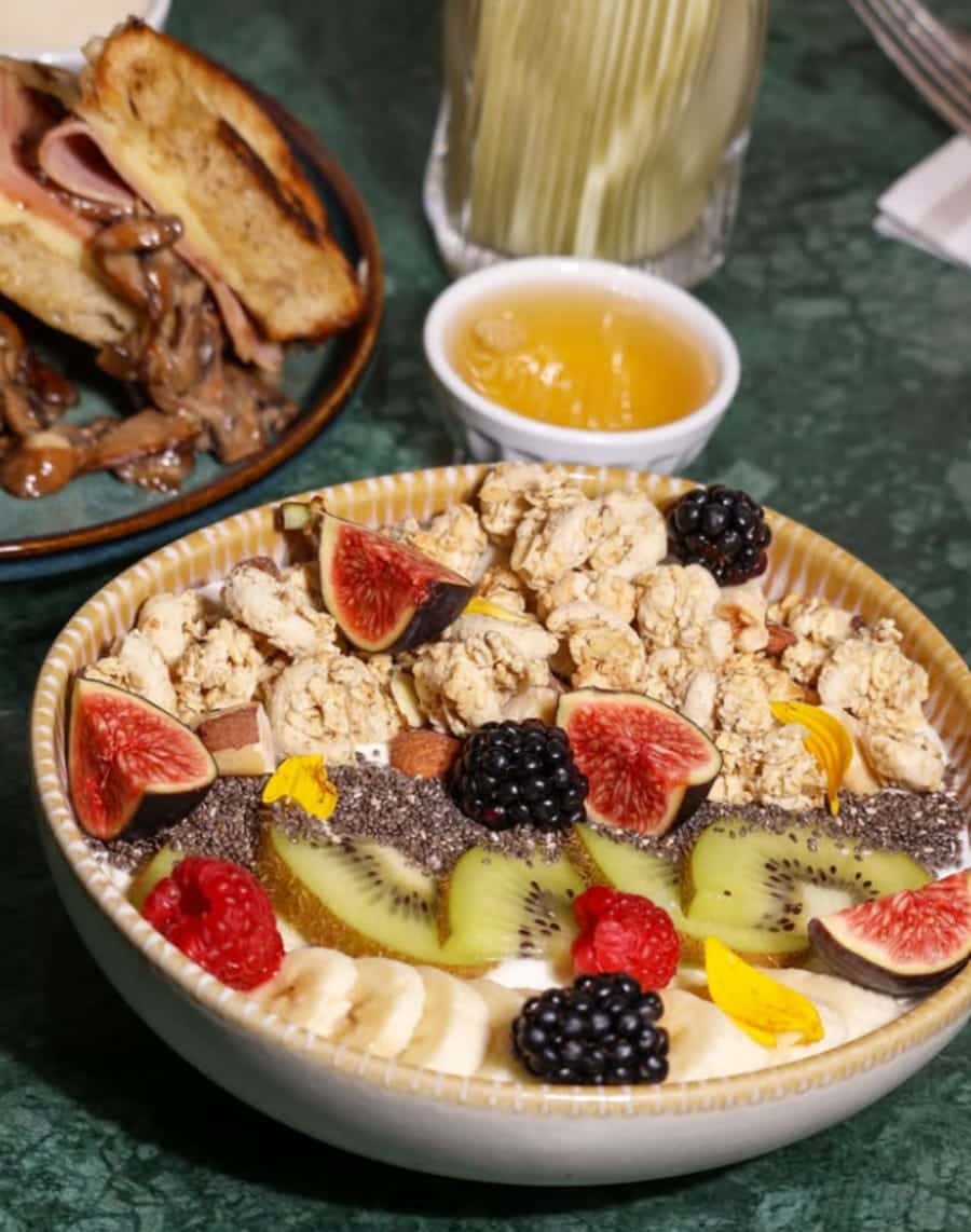 Bol de granola maison au yaourt et fruits frais — recette croustillante de Seazon Brunch
