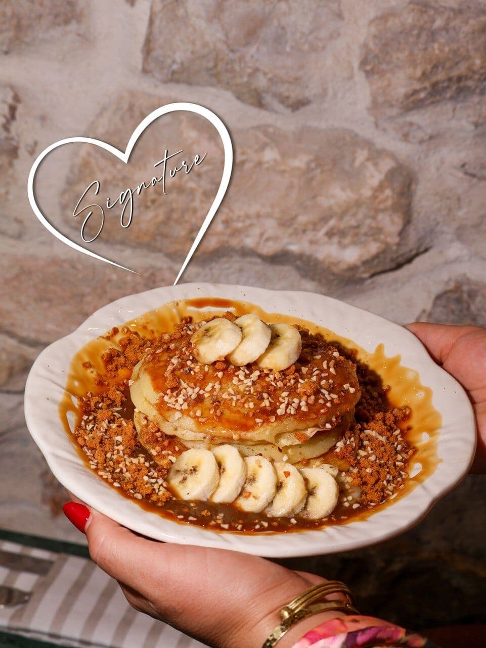 Pancakes Banoffee — pile moelleuse nappée de caramel, banane et éclats de spéculoos