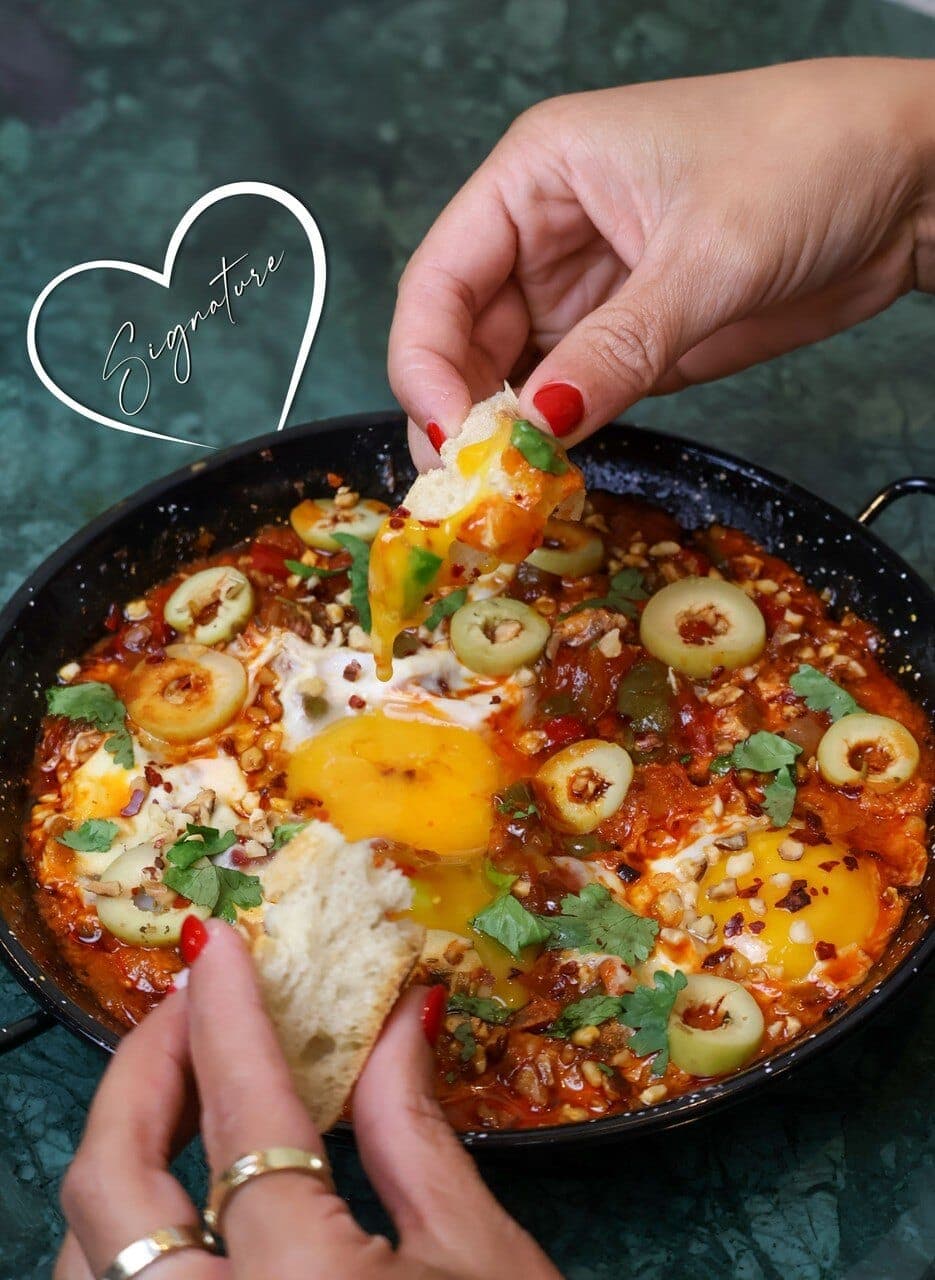 Chakchouka de Maman — œufs fondants à la tomate, poivrons et olives dans une poêle