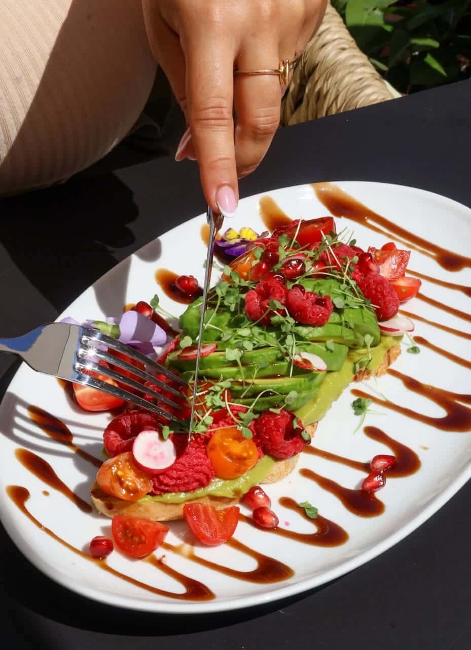 Avocado toast frais et coloré servi au brunch — idée de brunch veggie à Marseille