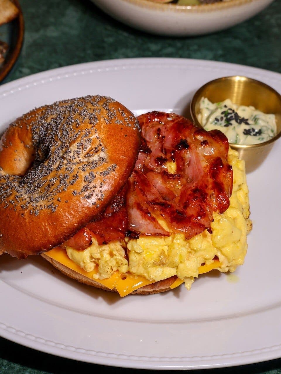 Bagel — graines de pavot, œufs brouillés, bacon caramélisé et cheddar