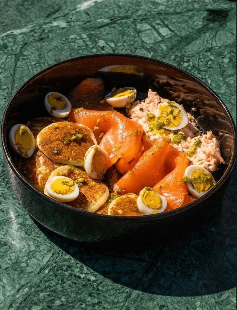 Salmon Bowl — blinis à l'aneth, saumon fumé, crème de saumon et œuf de caille