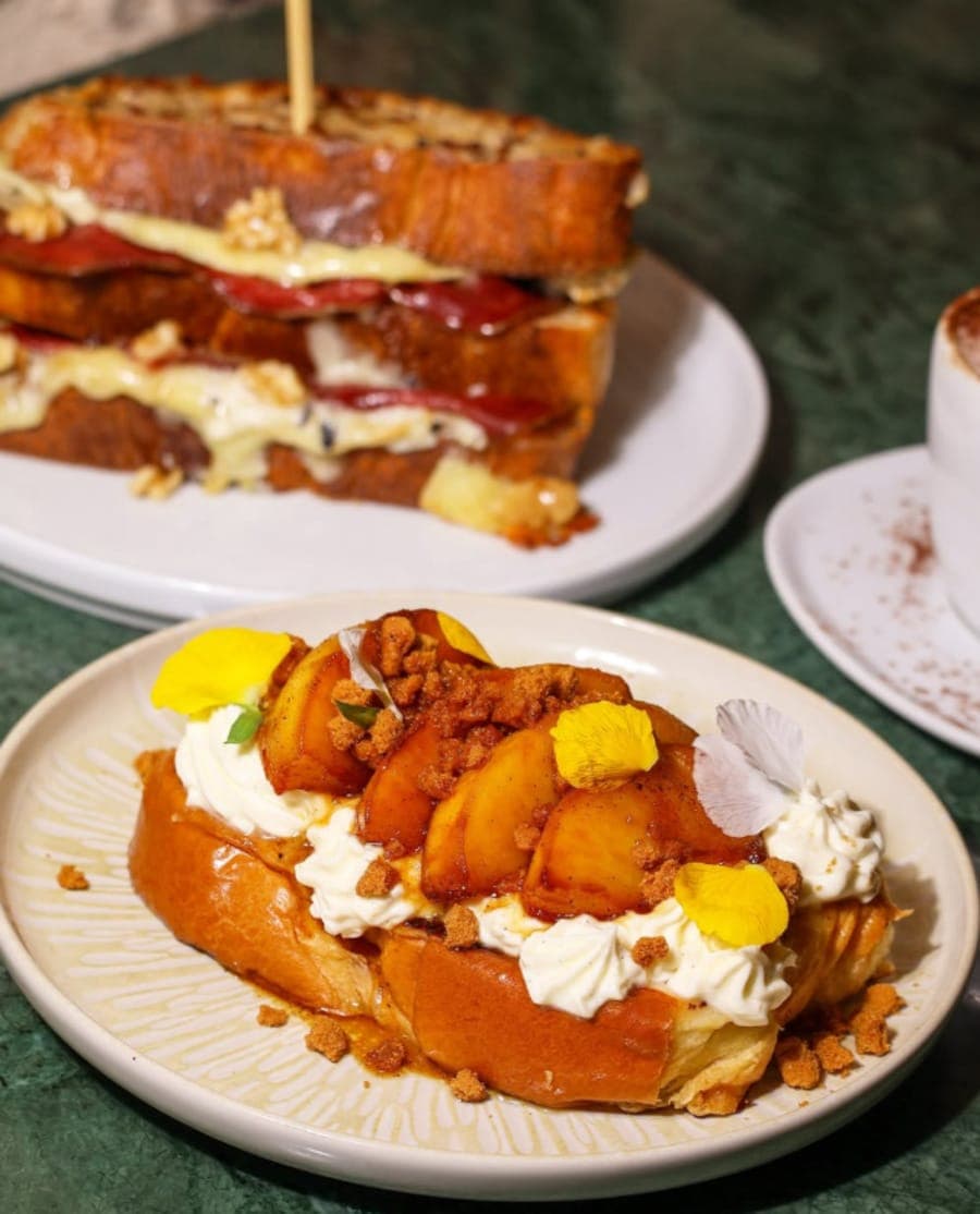 Brioche garnie de chantilly, de pommes caramélisées et de fleurs comestibles, douceur de la box Frenchy Brunch